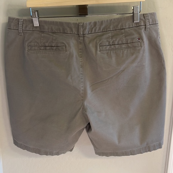 Tommy Hilfiger 9” Hollywood Bermuda short - Picture 2 of 3